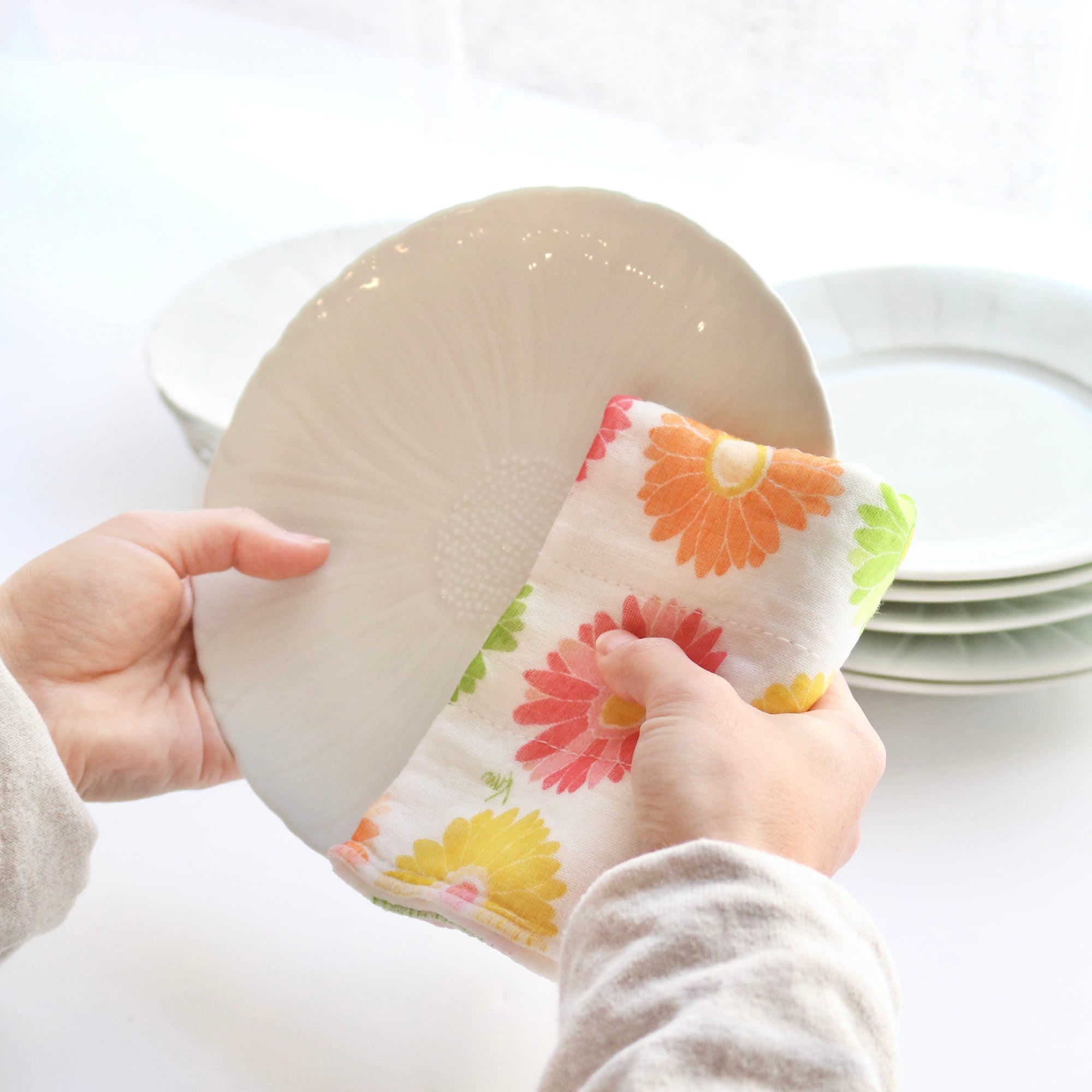 Shirayuki Japanese Kitchen Cloth. Made of Fine Layered Mesh Cloth. Dish Wipe, Table Wipe. Made in Japan (Gerbera Flower)