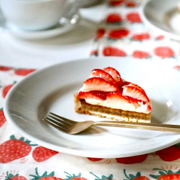 Shirayuki Japanese Tea Towel - Strawberry Dance